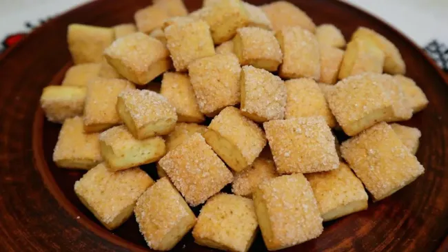 Простая выпечка на кефире за 15 минут: готовим вкусные кубики к чаю