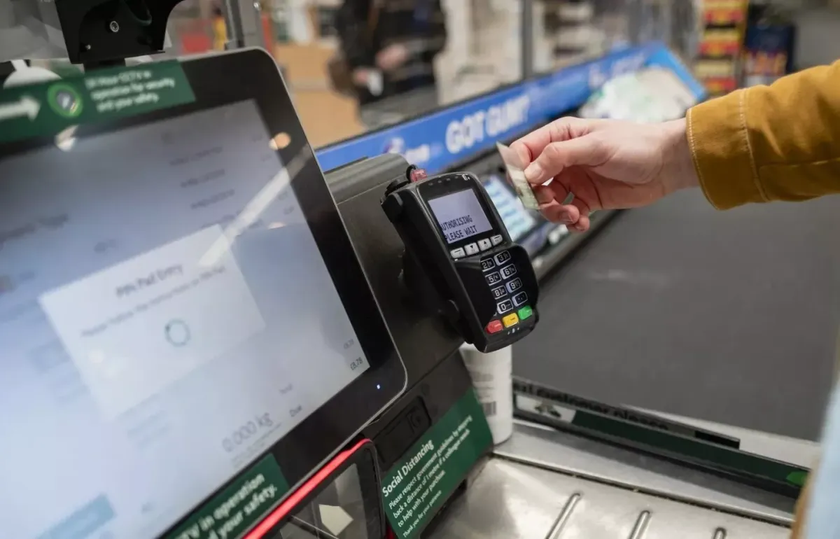 Кассы самообслуживания: удобство или проблемы? Узнайте, что думают покупатели