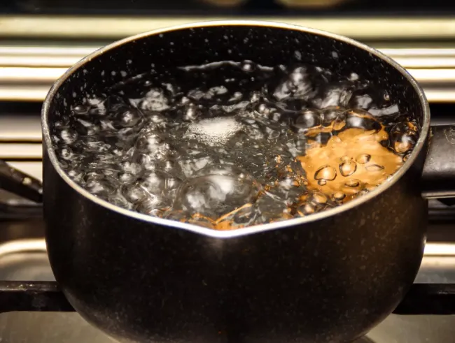 Очистите пригоревшую кастрюлю за ночь с помощью таблетки для посудомойки