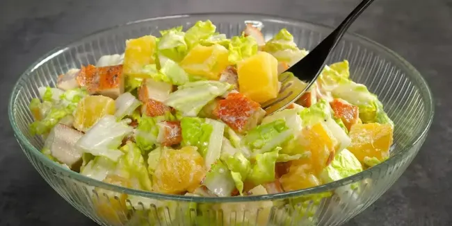 Салат из пекинки с фруктами и черносливом: легкое и сытное угощение для ужина