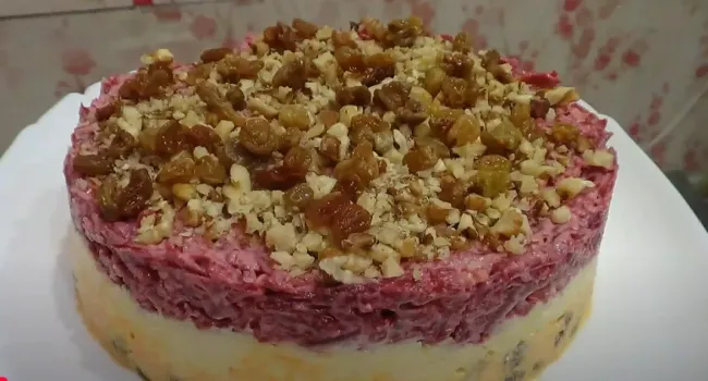 Слоеный салат «Три в одном»: простой рецепт с морковью, свеклой и орехами