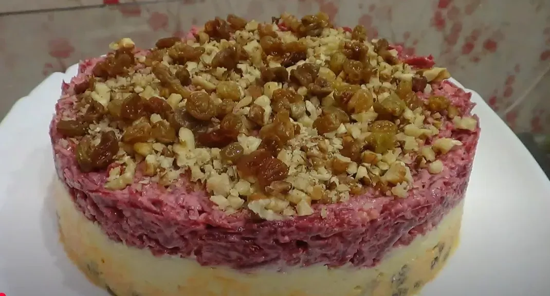 Слоеный салат «Три в одном»: простой рецепт с морковью, свеклой и орехами