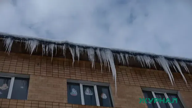 В Саратове на мужчину упала наледь с крыши дома