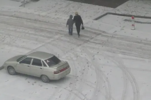 В Саратове на тротуар упал булыжник, едва не травмировав прохожего