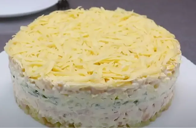 Слоеный салат &laquo;Зазеркалье&raquo;: простой и вкусный рецепт для любого стола