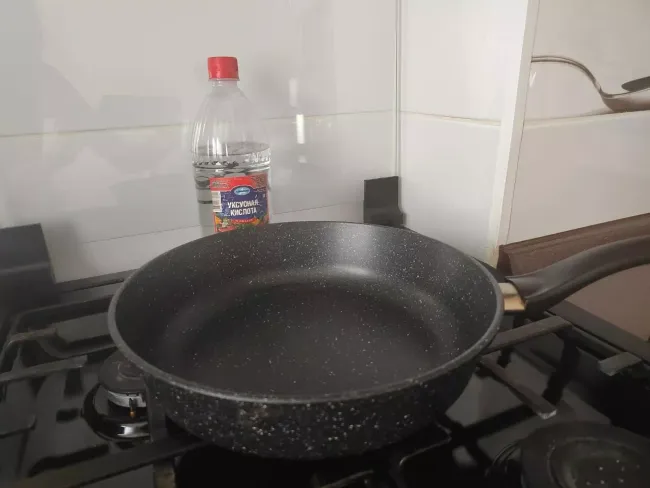 Протираем сковороду уксусом: как сохранить чистоту и сделать мясо сочнее