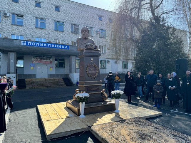 В Балашовской больнице установлен памятник Святителю Луке