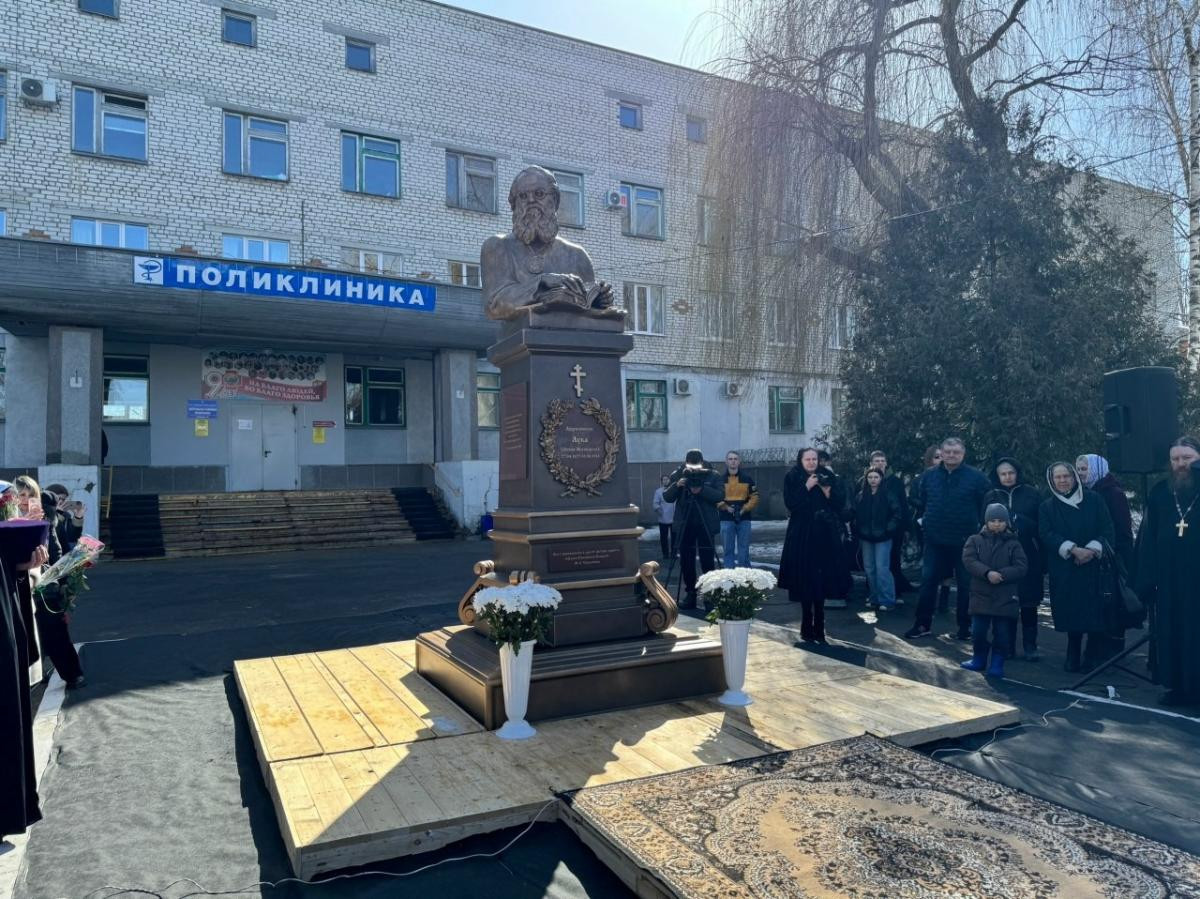 В Балашовской больнице установлен памятник Святителю Луке