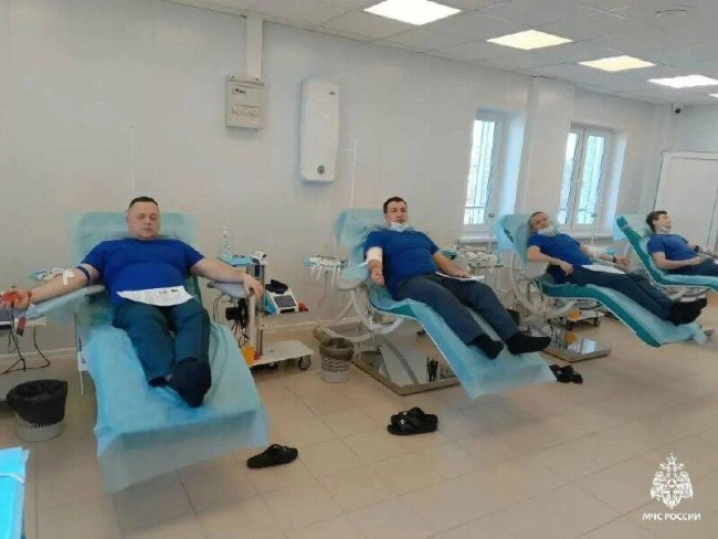 Огнеборцы Саратова стали донорами, собрав почти 10 литров крови