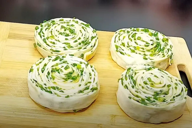 Скрученные лепешки с зеленым луком на сковороде: просто и эффектно