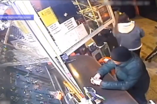 В Энгельсе задержана женщина, подозреваемая в кражах и грабеже