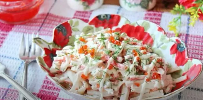 Салат с кальмарами и крабовыми палочками: легкое блюдо для любого повода
