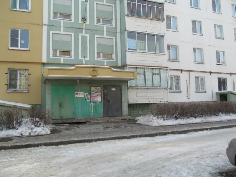 Жители аварийного дома в Саратове жалуются на падающие кирпичи