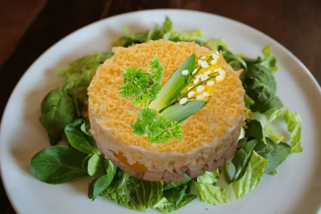 Необычный салат &laquo;Ландыши&raquo; для весеннего стола на Пасху