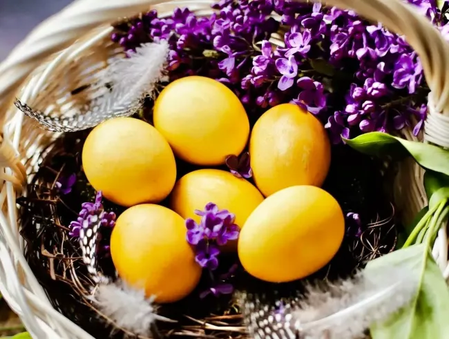 Окрашивание пасхальных яиц куркумой: яркие желтые оттенки за 10 минут