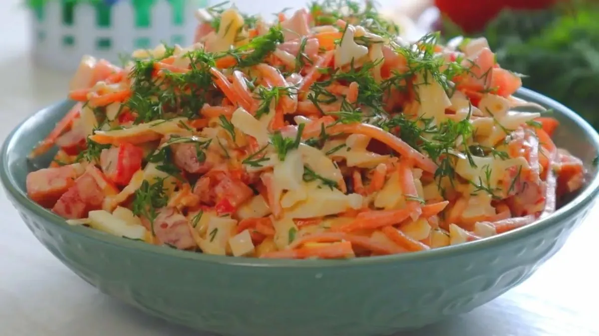 Салат «Переполох»: простой и оригинальный рецепт с курицей и грибами