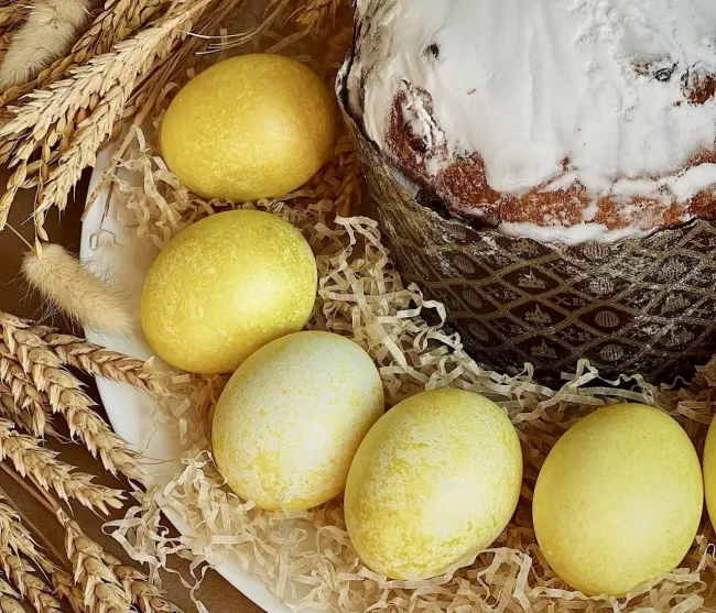 Окрашивание яиц на Пасху натуральными красителями: яркие оттенки с апельсином и цветами одуванчиков