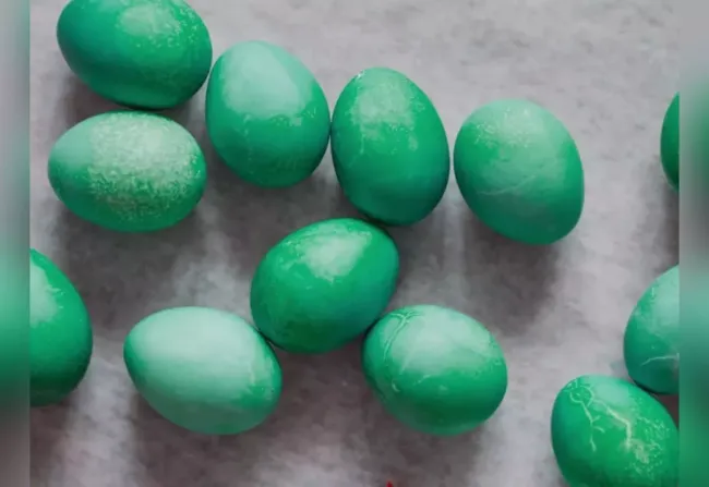 Покраска яиц шпинатом: простой способ получить изумрудный цвет на Пасху