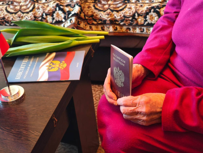 В Саратове 91-летней украинке вручили российский паспорт на дому