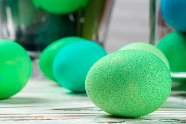 Как покрасить яйца в зеленый цвет с помощью крапивы за 25 минут