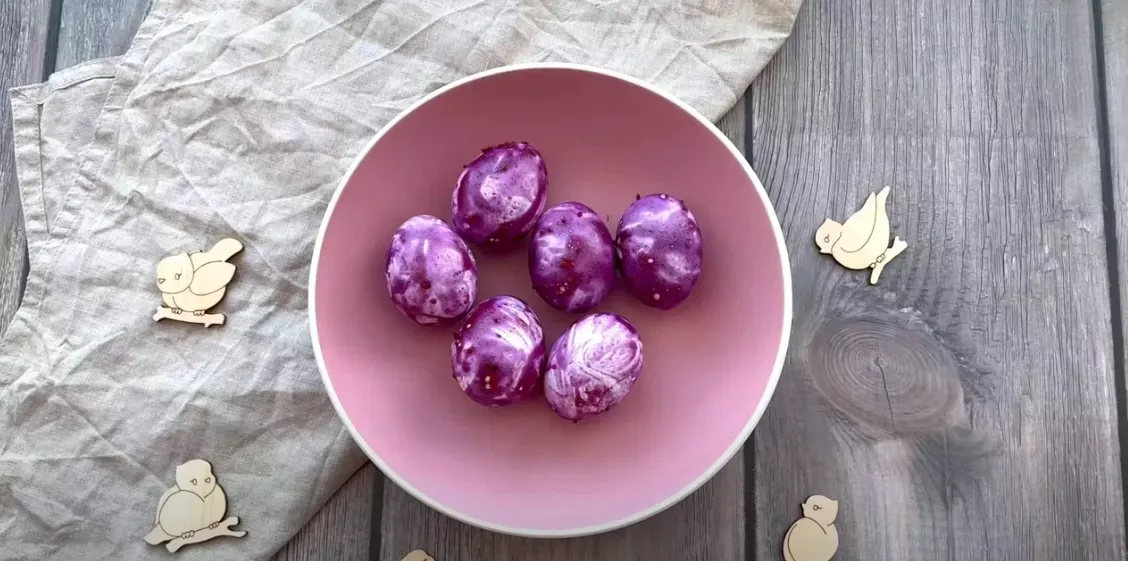 Яркие яйца с космическим узором: красим с помощью замороженной смородины