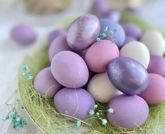 Нежные лавандовые яйца на Пасху: окрашиваем натурально с помощью фиалок