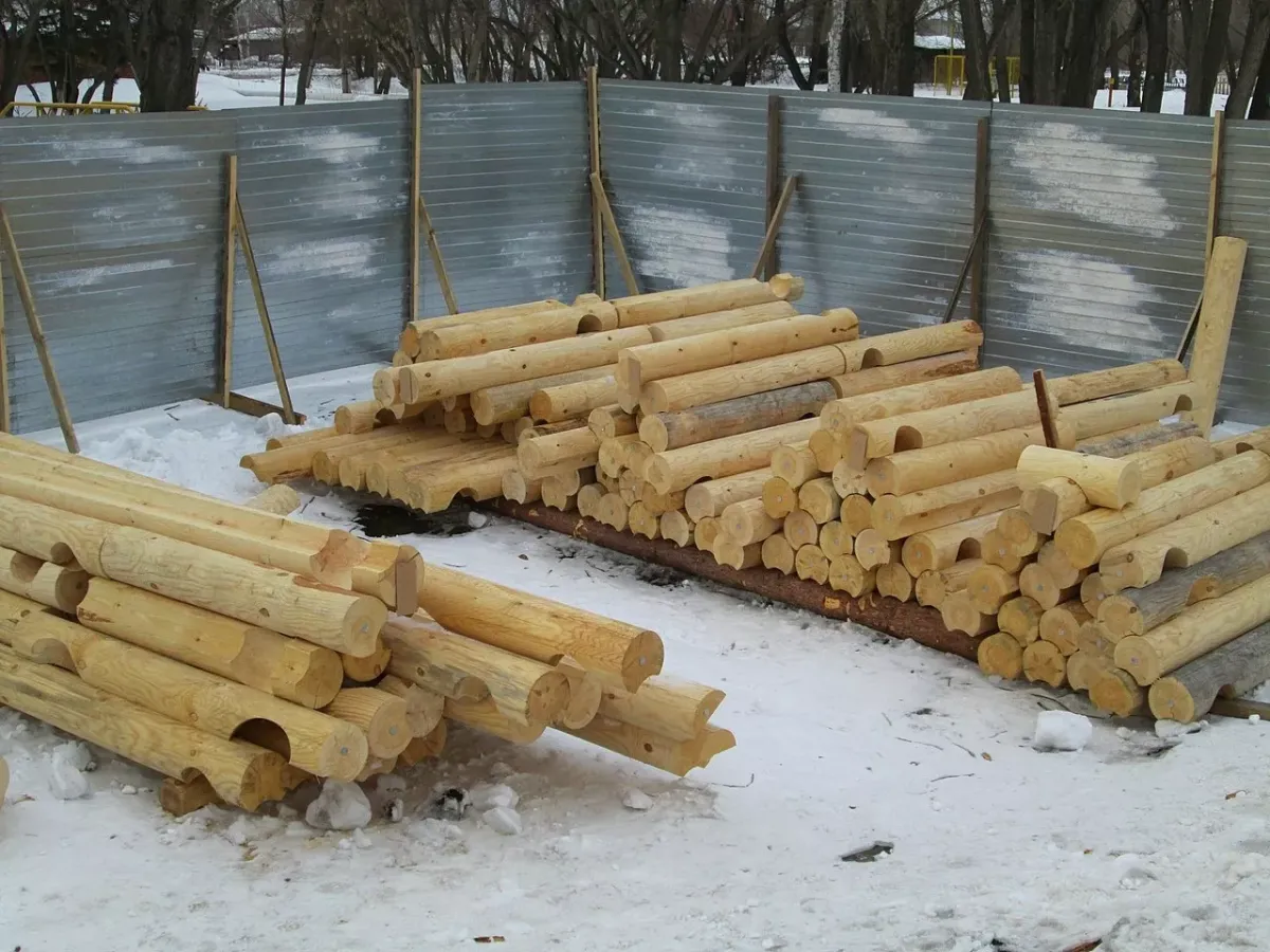 Простой способ защитить древесину: пропитка, которая сохраняет бревна как новые