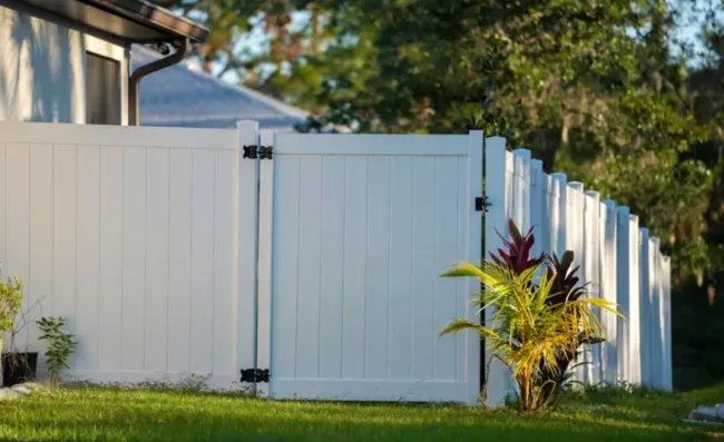 Виниловый забор: как выбрать стильный и долговечный вариант для вашего участка