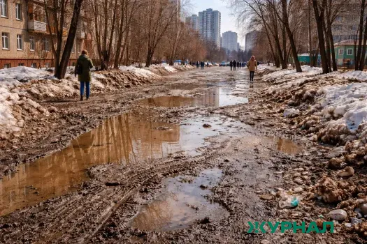 В Вольске родители воспитанников детсада жалуются на затопленную дорогу рядом с учреждением