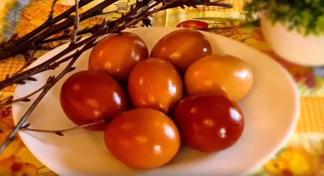 Окрашивание яиц в насыщенно-красный цвет с помощью вишневых веточек