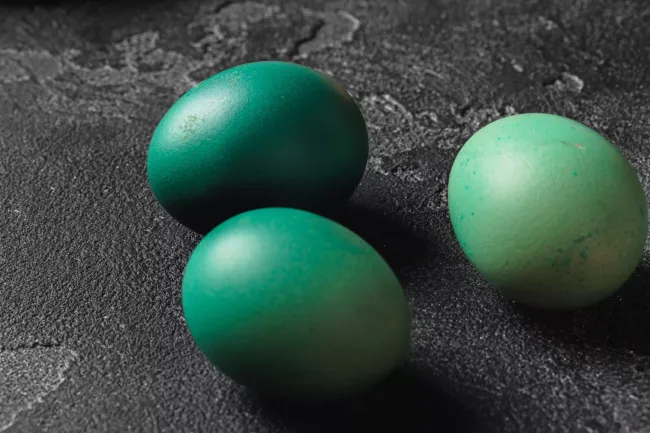 Петрушка вместо красителей: как получить изумрудные яйца к Пасхе