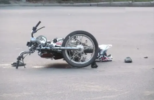 В Октябрьском районе Саратова в столкновении легковушки и мотоцикла пострадали двое подростков