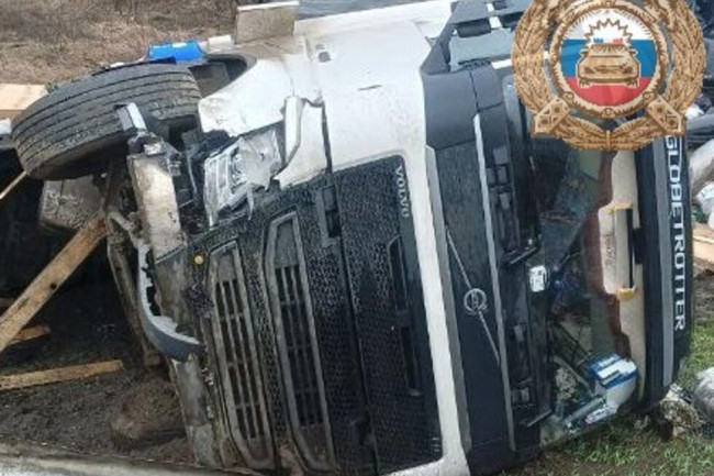 Два ДТП в Саратове: пострадали водители легковушек и фуры