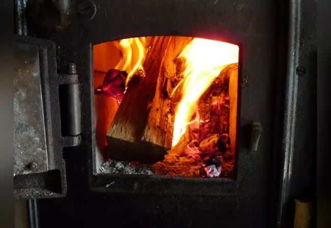 Как быстро устранить дым из печи с помощью строительного фена за 2 минуты