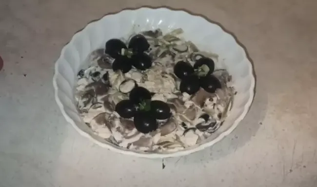 Салат &laquo;Квочка&raquo;: сытное и яркое блюдо для любого стола