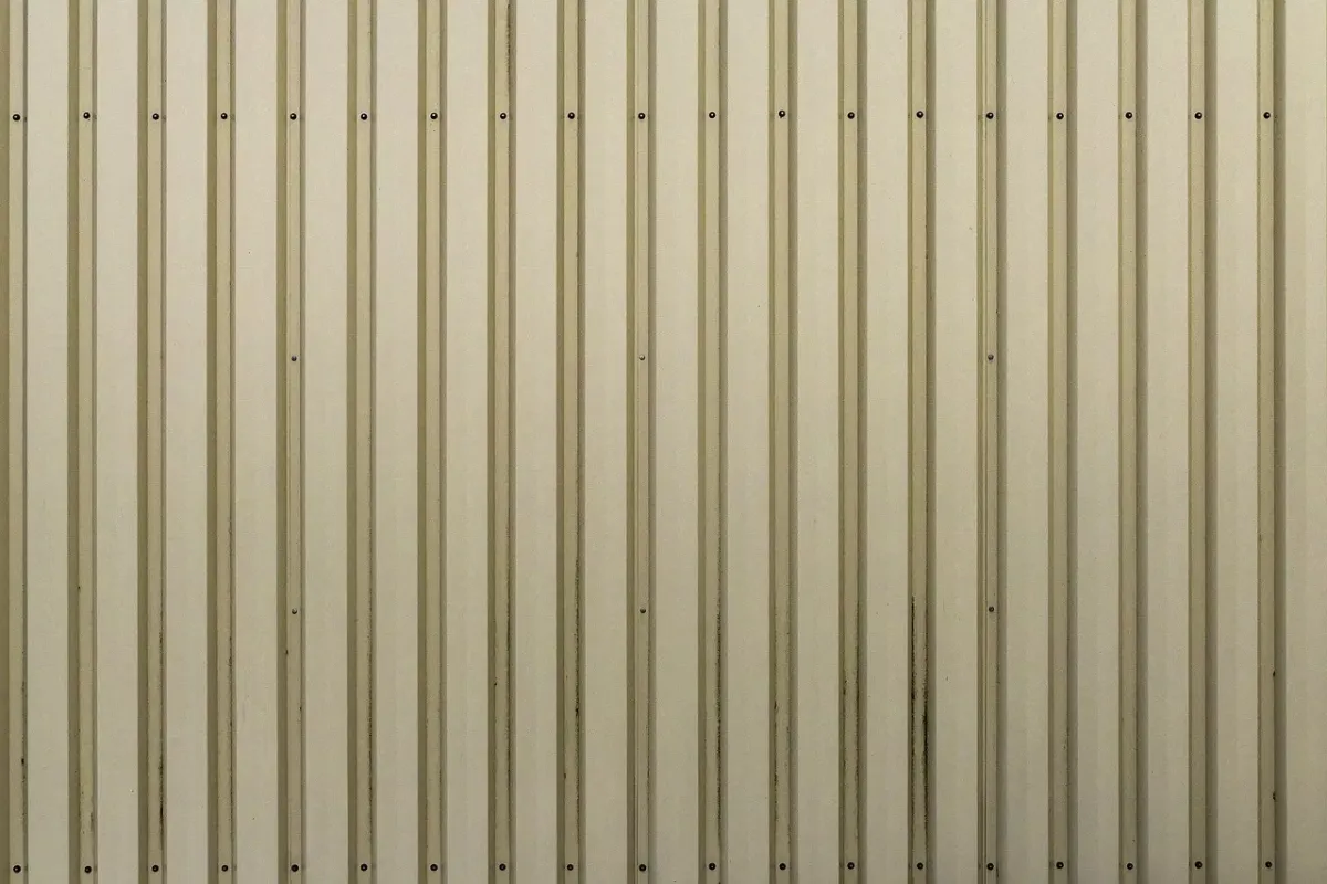 Как правильно резать профнастил без повреждений: советы по выбору инструментов