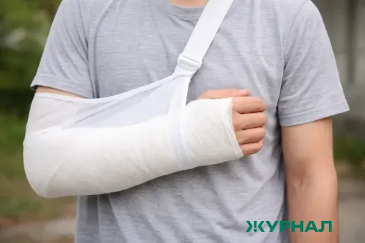 Четверо мужчин с травмами после падений с лестниц поступили в больницу Балакова