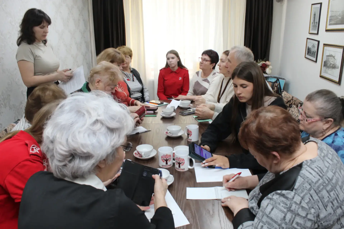 Пенсионеры из Саратовской области осваивает цифровые технологии на занятиях «Школы блогеров»