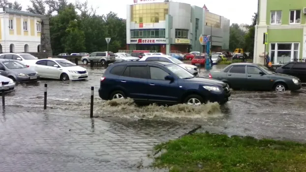 В поселке Солнечный после ливня затопило дорогу