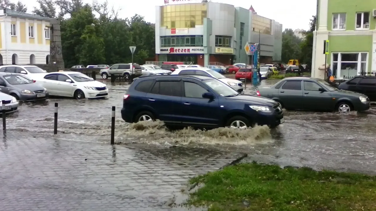 В поселке Солнечный после ливня затопило дорогу