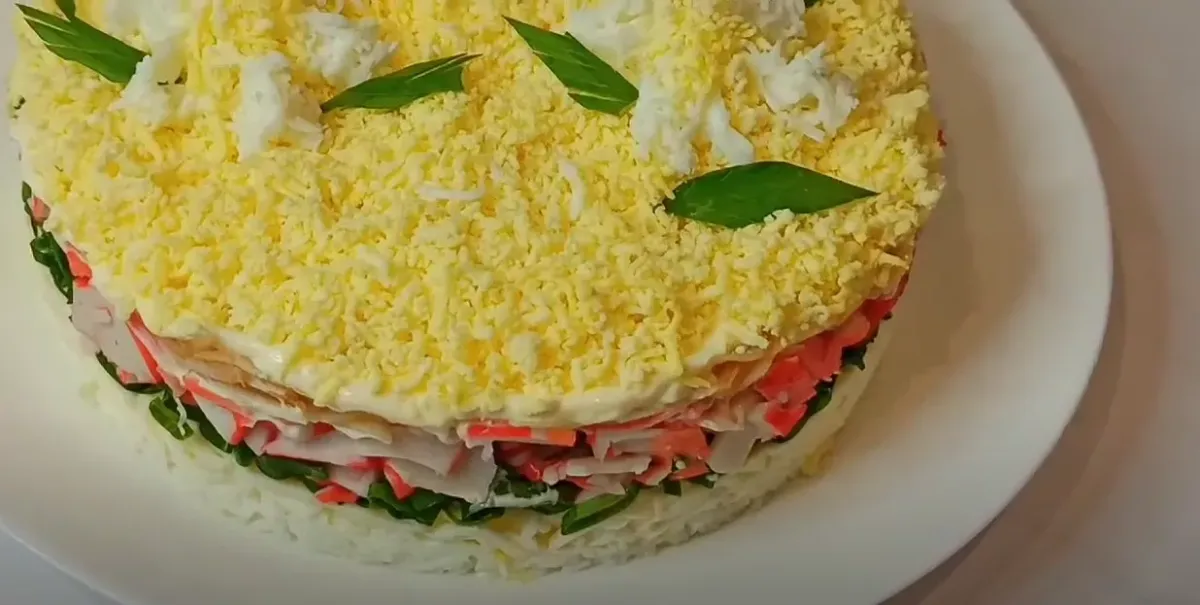 Салат «Нарцисс»: простой слоеный рецепт для праздничного стола