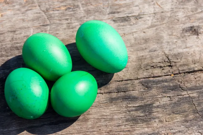 Натуральное окрашивание пасхальных яиц: изумрудный цвет за 10 минут с куркумой и ежевикой