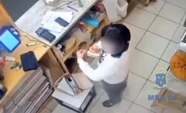 В Саратове задержали женщину за кражу из пиццерии
