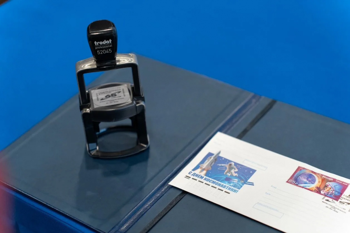 В Саратове состоялось гашение марок к 65-летию полета Гагарина