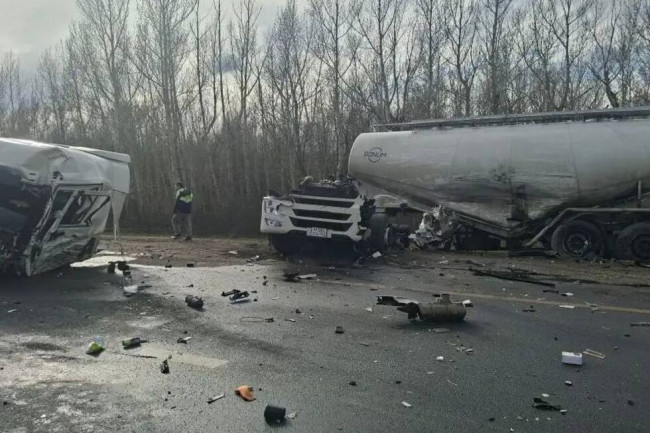 Столкновение двух фур в Хвалынском районе: пострадали водители