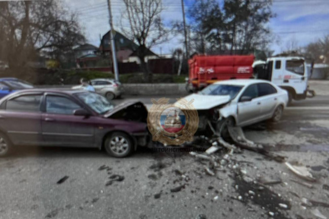 Два автомобиля столкнулись в Саратове, оба водителя госпитализированы