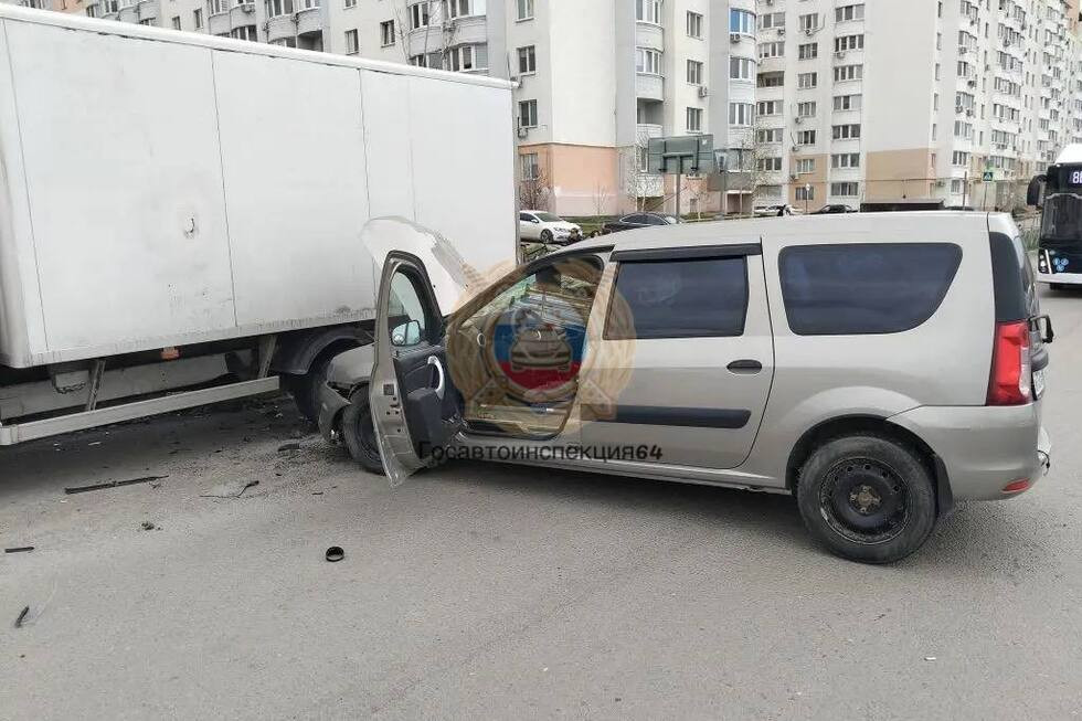ДТП в Саратове: легковушка столкнулась с припаркованным грузовиком