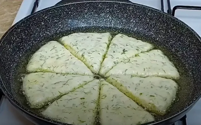Лепешки на кефире с сыром и зеленью: быстро и просто к чаю или завтраку