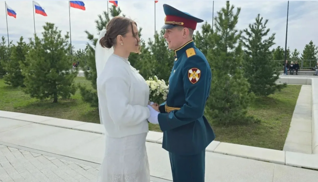 В День космонавтики в Энгельсском районе три пары заключили брак