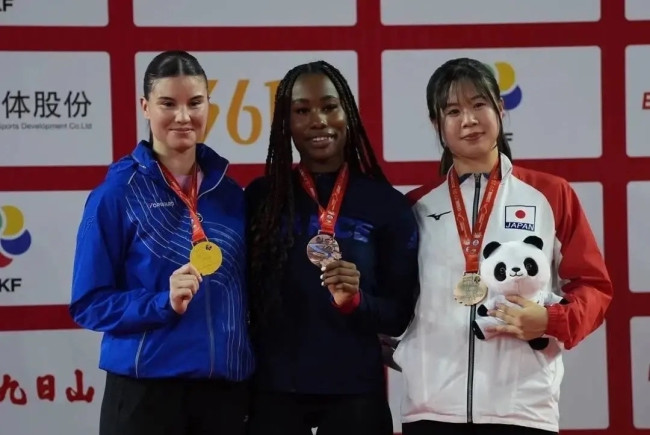 Александра Мешкова из Саратова победила на международном турнире по каратэ в Китае